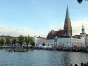KulTour Landeshauptstadt Schwerin - Pfaffenteich mit Dom beim Drachenbootfestival